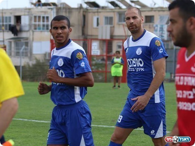 שי מימון (מימין). שחקן נוסף שתרם מהניסיון שלו (עודד חסין)